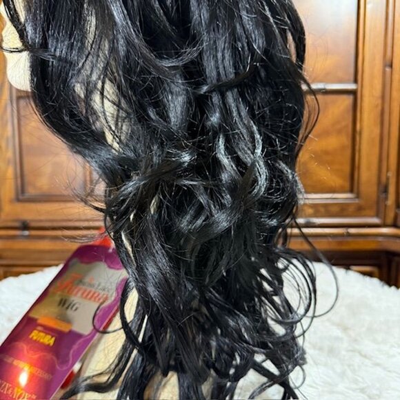 Nix & Nox Swiss Lace Futura 25" FLW-Venus Color 1B Wavy No Glue! Synthetic Wig - Picture 12 of 16